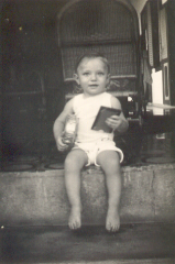 14 juni 36 pappie en Bubi brengen mammie een doos bonbons